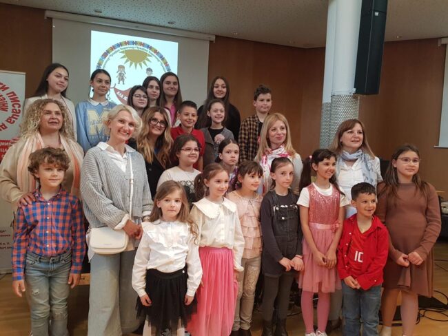 Nastavnice-i-njihovi-djaci