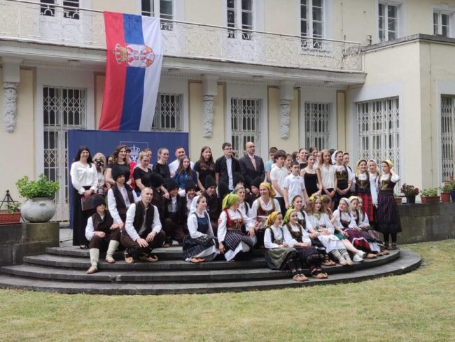 1.Zajednicka-fotografija-osmaka-i-ucesnika-programa